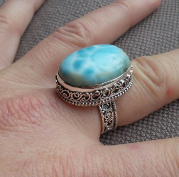 Zilveren ring met ovale Larimar gezet in bewerkte setting 18.5 m